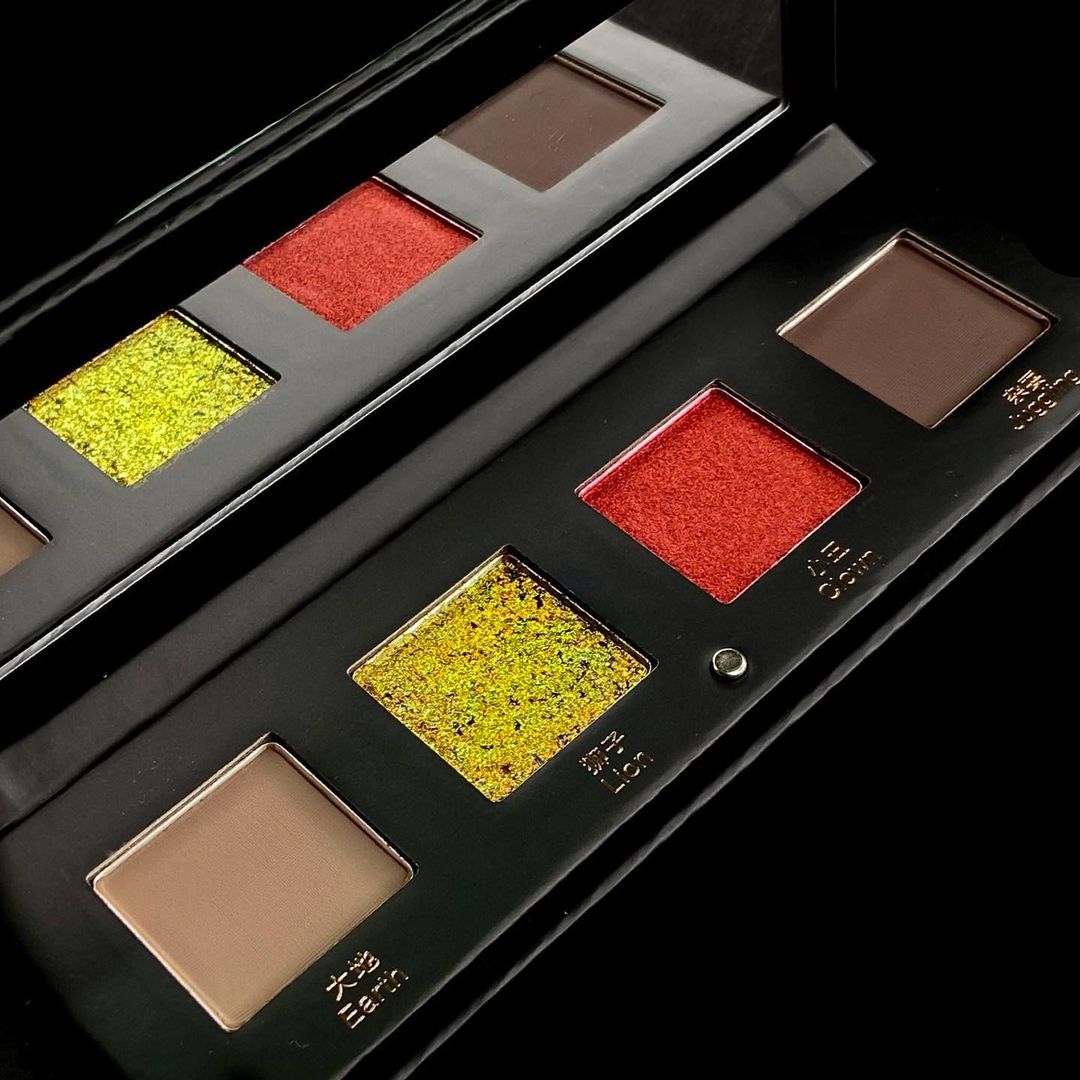 Circus Keychain Eyeshadow Palette ( Lion)