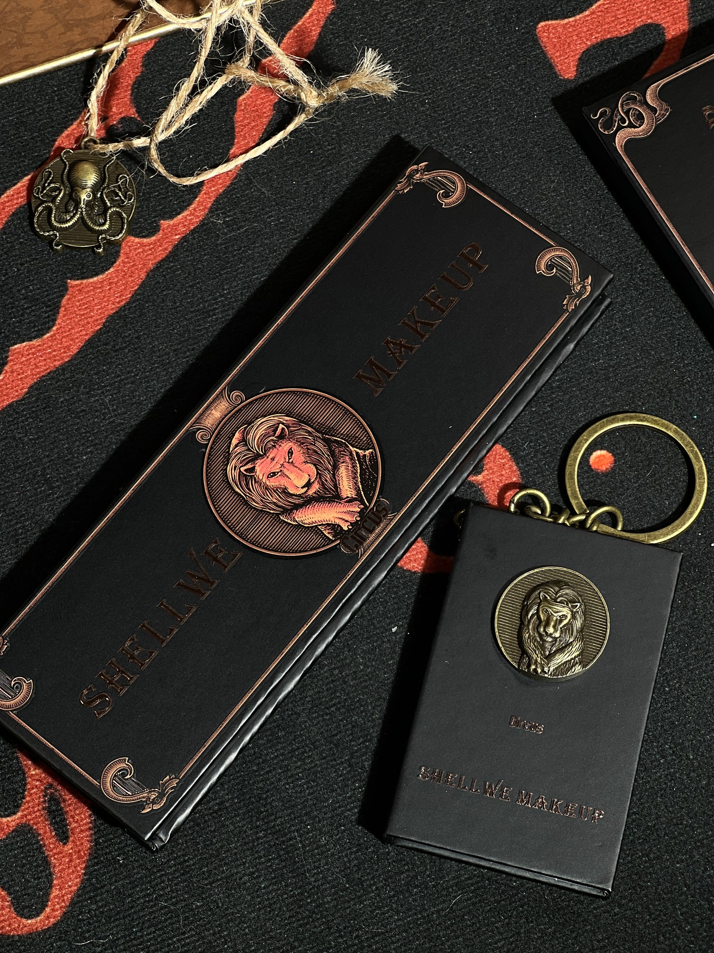 Circus Keychain Eyeshadow Palette ( Lion)