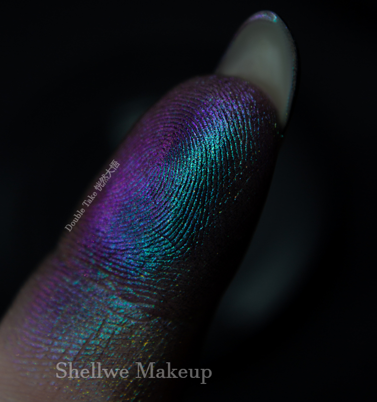 Pigmented Pressed Multichrome Chameleon Eyeshadow