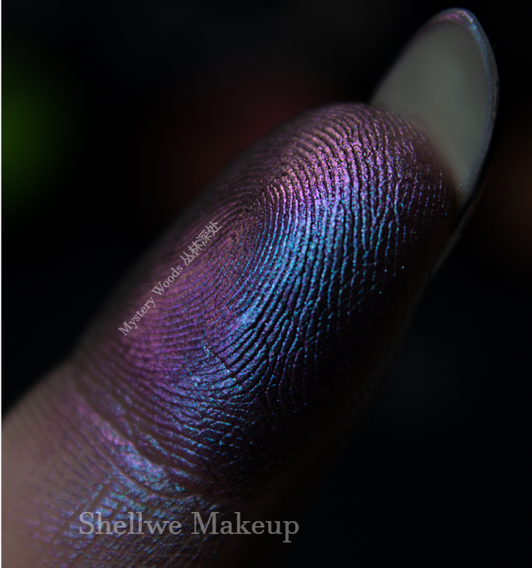 Pigmented Pressed Multichrome Chameleon Eyeshadow