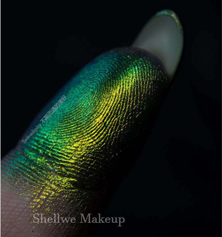 Pigmented Pressed Multichrome Chameleon Eyeshadow