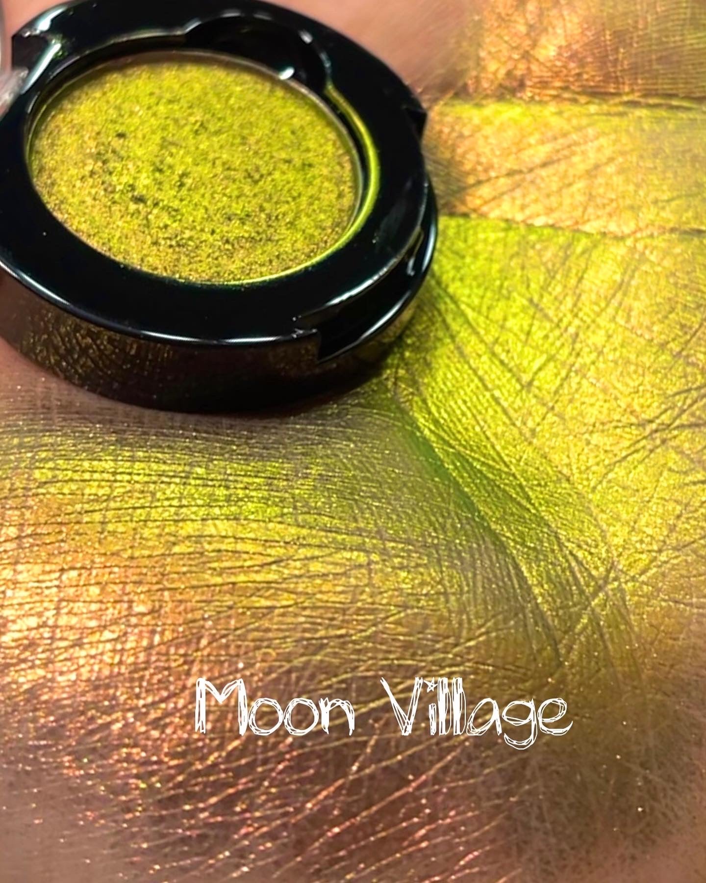 Pressed Multichome Eyeshadow—- Moon Village 月球村